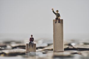 低賃金でお金が貯まらない。そんな時こそお金でお金を産むべきである。